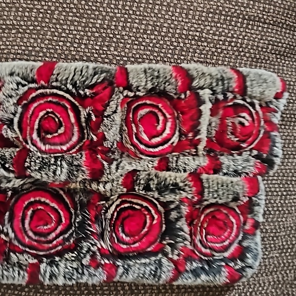 Rabbit fur scarf red rosettes - Picture 2 of 5